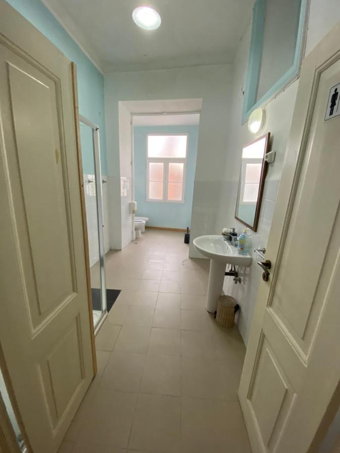 Artdeco Chiado 4 - Large Comfortable Double With Shared Bathroom Guest house Lisbon